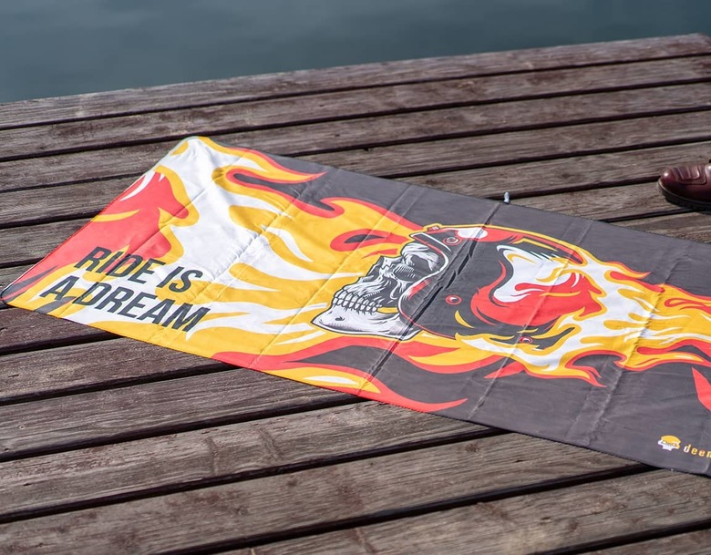 DEEMEED Schnelltrocknendes Reisehandtuch Ghostrider