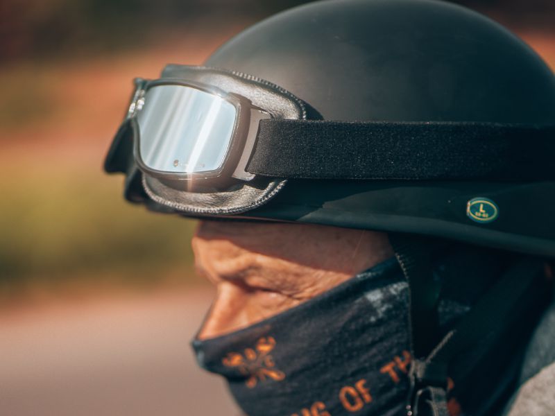 Motorcycle goggles for bikers which are riding with open face helmets